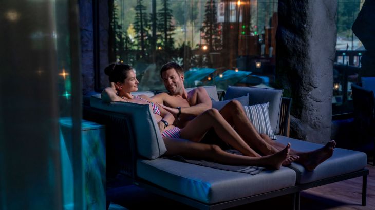 Ein Paar entspannt sich im Sauna- & Ruhebereich Hyggedal