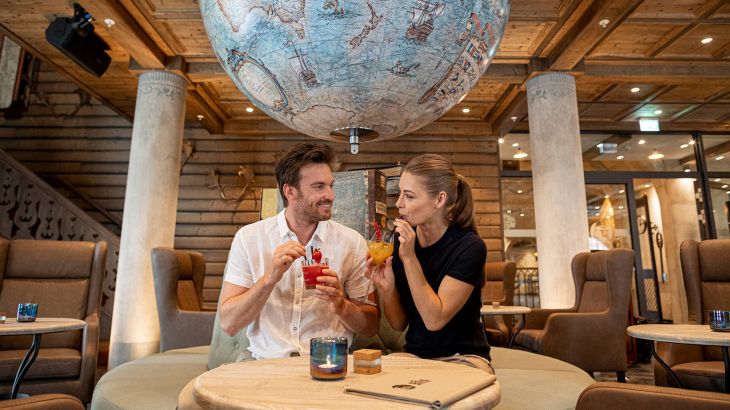 ein Paar trinkt Cocktails an der Bar Erikssøn im Hotel Kronasar