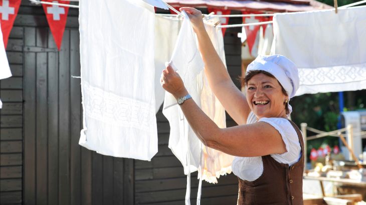 Frau trocknet Wäsche beim Schweizer Fest