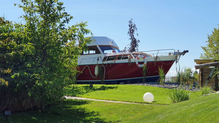 Rulantica VIP Yacht "Svensson" von der Seite