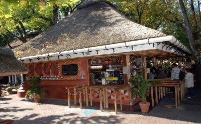 Die kleine Essensstation im Colonialstyl von außen