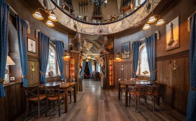 FJORD Restaurant Innenraum mit blauen Vorhängen