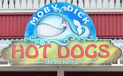 Moby Dick Hot Dogs Schild am Dach