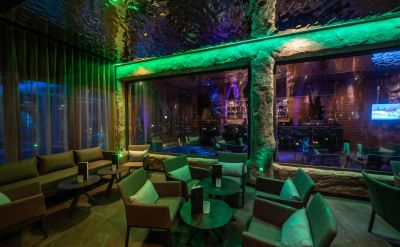 Die gemütliche Panorama Bar im Rulantika mit kleinen runden Tischen und gemütlichen Sesseln