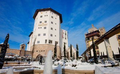 Außenansicht Hotel Santa Isabel mit Schnee