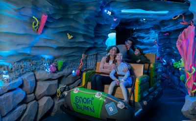 Familie fährt durch die Unterwasserwelt von Snorri Touren