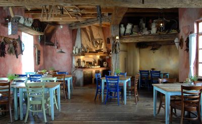 Taverna Mykonos von innen mit blau angestrichenen Tischen und Stühlen