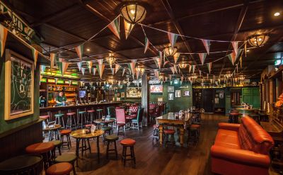 Das O'Mackays Café and Pub von innen