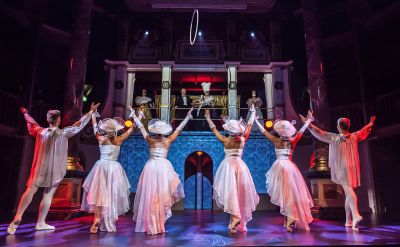 Times Three - The Acrobatic Show, tanzende Gruppe