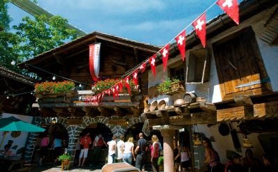 Die Walliser Stuben im Sommer von außen