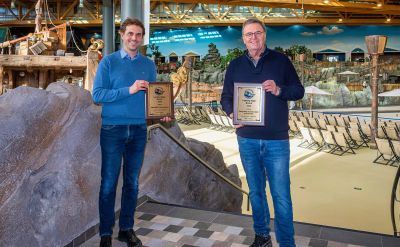 Thomas Mack (li.) und Roland Mack (re.) mit dem Leading Edge Award 2020 in Rulantica