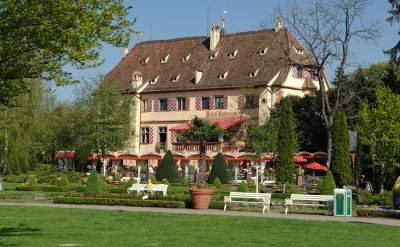 Blick über den Fluss auf das Restaurant Schloss Balthasar