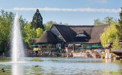 Blick über den See auf das Seehaus im österreichischen Themenbereich