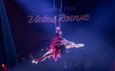 Zirkus Revue Trapezkünstlerin
