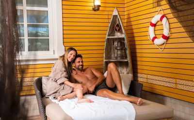 Ein Paar liegt auf dem Komfort Sofa in der Wasserwelt Rulantica