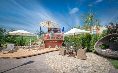 Die Rulantica VIP Yacht bei strahlendem Sonnenschein