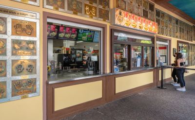 Zwei Gäste stehen vor der Verkaufstheke des Burger Bär