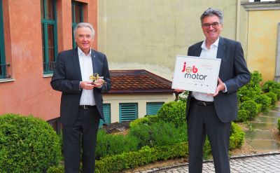 Dr. Dieter Salomon (rechts) überreicht Jürgen Mack die Auszeichnung