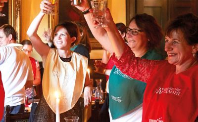 Menschen prosten sich beim alemannischen Rittermahl zu