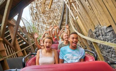 Besucher fahren mit dem Wodan Megacoaster im Sommer