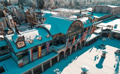 Der Haupteingang des Europa-Park mit schneebedeckten Dächern