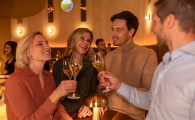 Gäste genießen das stoßen mit Champagner in der Eatrenalin Bar an