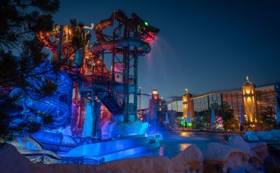 Außenbereich von Rulantica bei Dunkelheit