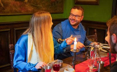 Zwei Personen unterhalten sich freudig während des Alemannischen Rittermahls im Europa-Park.