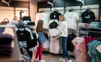 Eingang des "TOGETHER.FASTER. Sports Store"