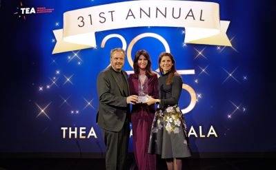 Von links nach rechts: Michael Mack, Miriam Mack und Ann-Kathrin Mack nehmen den begehrten TEA Thea Award entgegen. 