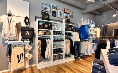 Der Fallegur Coaster Shop von Innen mit einer tollen Auswahl an Merch der Achterbahnen im Europa-Park.