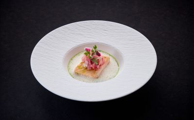 Lauwarmer Lachs | Kaffirlimette | Shiso-Vinaigrette | Rettich