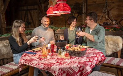 Personen am Tisch beim Fondue-Abend