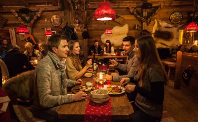 Personen am Tisch beim ERDINGER Hütt'n Abend 