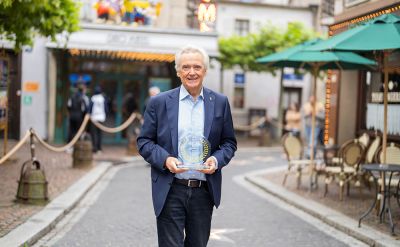 Jürgen Mack, Inhaber Europa-Park, mit dem "Park World Excellence Award" in der Kategorie "Der Beste der Besten".