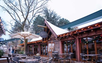 Das schneebedeckte Restaurant SPICES – Küchen der Welt im Themenbereich Abenteuerland des Europa-Park.