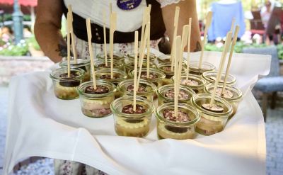 Gläschen mit Badisch-Elsässischen Tapas-Häppchen auf einem Tablett.