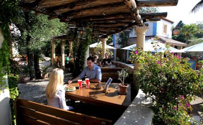 Ein Paar sitzt an einem Tisch im Casa Atlântica.