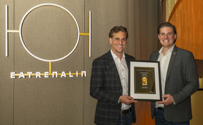 Felix Heuberger und Thomas Mack nehmen die Auszeichnung als "Unternehmen der Zukunft" für das Restaurant-Erlebnis Eatrenalin im Europa-Park Erlebnis-Resort entgegen.