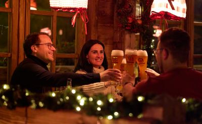 Un team brinda allegramente nella baita ERDINGER Hütt’n all’Europa-Park.