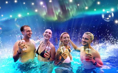 Menschen, die aussehen als würden sie tanzen abends in einem Pool