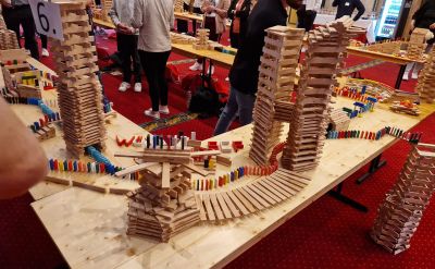 Tische mit Holzstäben, die beim Angebot "Team Reaction" des Confertainment Euro-Park zu Bauwerken zusammengesteckt wurden.