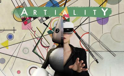 Das Logo der YULLBE Experience Artiality auf buntem Hintergrund, links daneben eine Frau, die eine VR Brille trägt
