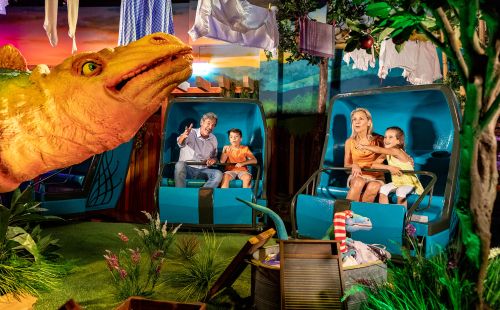 Gäste und Dinosaurier im Darkride Madame Freudenreich Curiosités