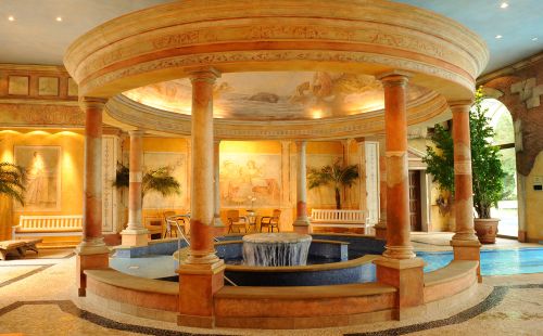 Pool im Kolosseumbogen