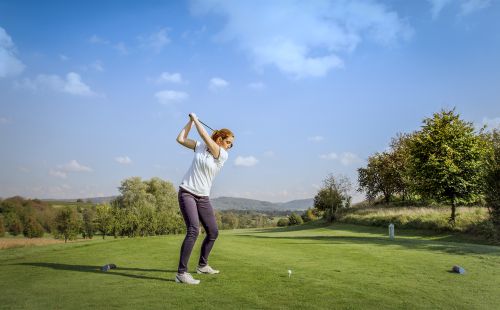 Golfspielerin auf dem Golfplatz des Europa-Park