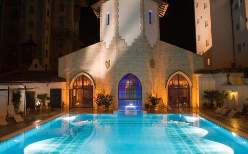 Pool im Erdgeschoss des Hotels Santa Isabel