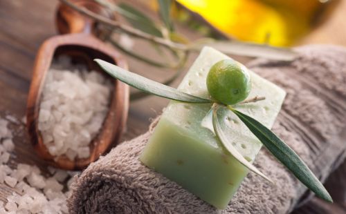 Detailaufnahme mit Seife und Salz - Wellness & Spa