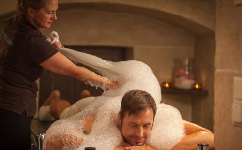 Hotelgast bei Hamam Wellnessbehandlung