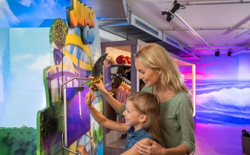 Mutter und Tochter erstellen gemeinsam einen Europa-Park JUNIOR CLUB Clubausweis.